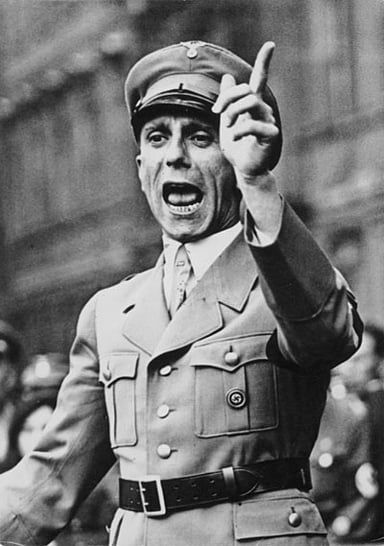 Who has Joseph Goebbels had a romantic relationship with?