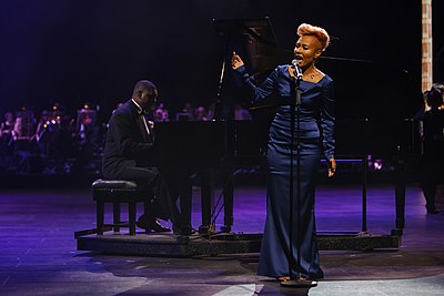 Which award did Emeli Sandé win for her album at the Brit Awards 2013?