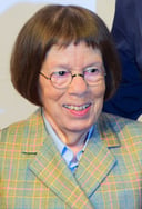 The Extraordinary Journey of Linda Hunt: An Engaging Quiz on the Celebrated American Actress