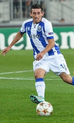 During which seasons was Herrera the captain of FC Porto?