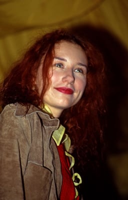 At what age did Tori Amos receive a full scholarship to the Peabody Institute?