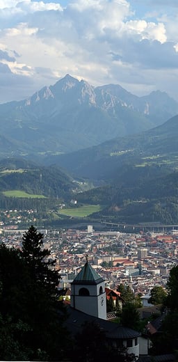 What is the name of the famous ski jump located in Innsbruck?