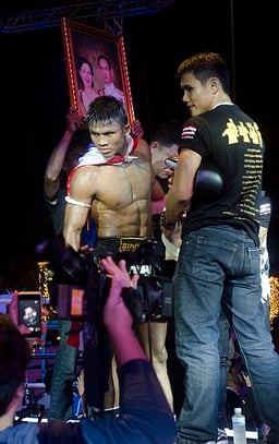 How many times did Buakaw win the Omnoi Stadium championship?