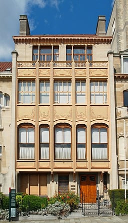 Who used Horta's designs in the first Art Nouveau apartments in Paris?