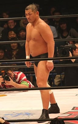 Which wrestling icon is Suzuki's style often compared to?