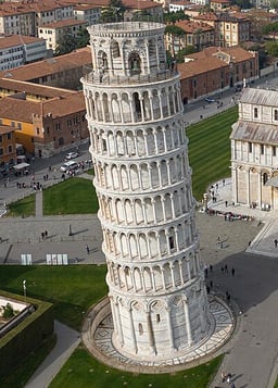 What is the architectural style of the Leaning Tower of Pisa?