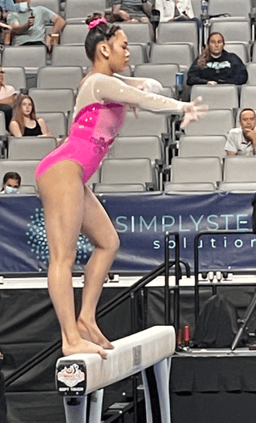 Which gymnast is Sunisa Lee tied with for the tenth-most-decorated American female gymnast?