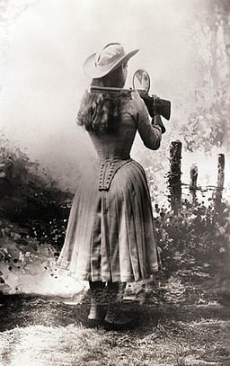 What was one of Annie Oakley's amazing feats in her shows?