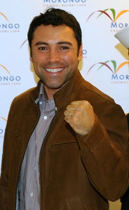What did De La Hoya do that was significant in the promotion of combative sports while still active?