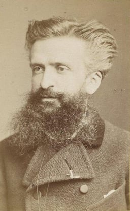 What degree did Gustave Le Bon earn at the University of Paris?