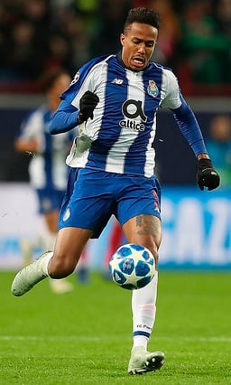 Which position does Éder Militão play?