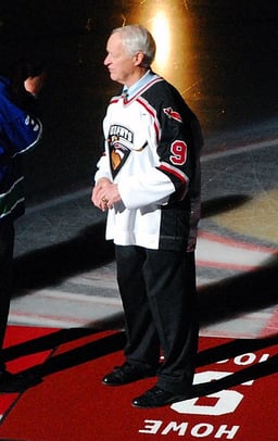 How many seasons did Gordie Howe play in the NHL?