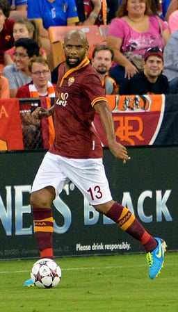 Which club did Maicon start his career with?