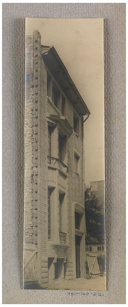How many Art Nouveau apartment buildings did Guimard design in Paris?