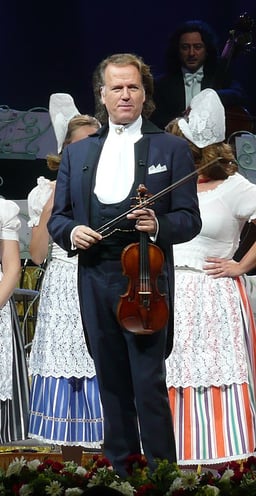 What is the usual size range of André Rieu's orchestra?