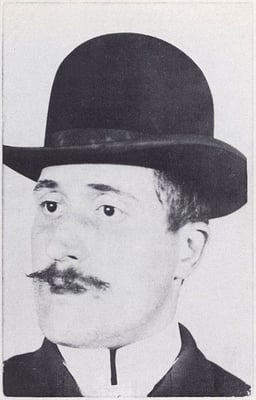 Apollinaire's poetry is noted for its lack of what?