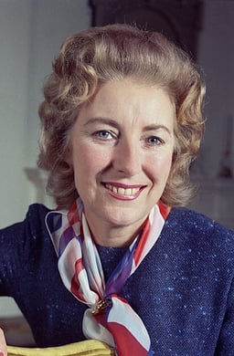 Which song did Vera Lynn release to mark the end of the Falklands War?