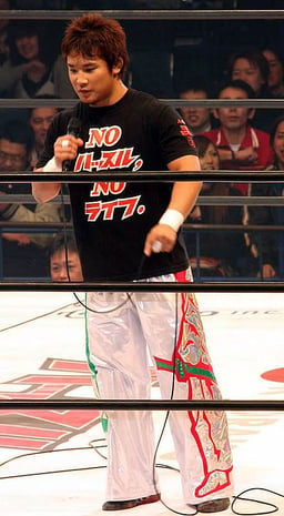 What promotion did Kushida make his professional MMA debut with?