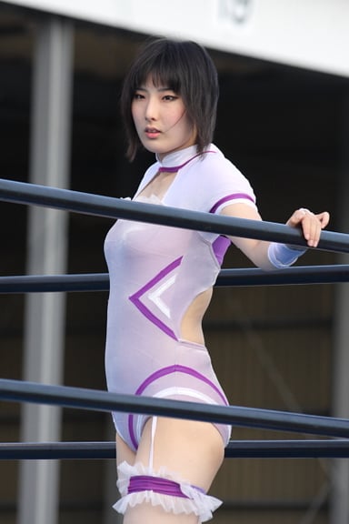 When did Makoto make her professional wrestling debut?