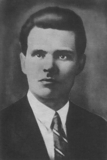 Which revolution did Makhno participate in with a local anarchist group?