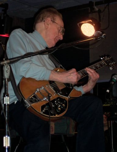 Les Paul is one of a few artists with a permanent exhibit where?