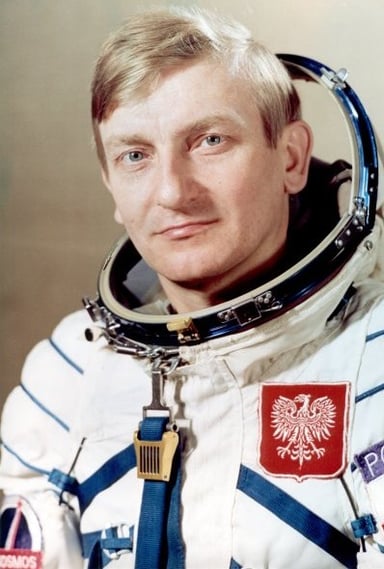 How many times did Hermaszewski orbit the Earth during his mission?
