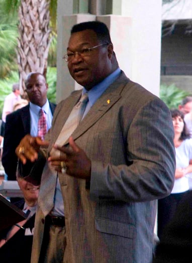 How many professional bouts did Larry Holmes win consecutively before his first loss?