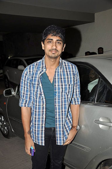 Siddharth won critical acclaim for a role in which Tamil romantic comedy?