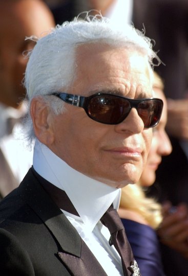 What award did Karl Lagerfeld win in 1954?