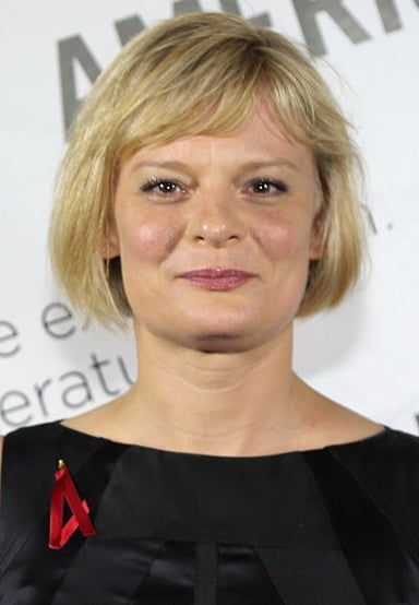 In which play did Martha Plimpton perform that involves a fragile collection?