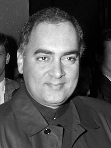 Which major sporting event did Rajiv Gandhi help organize in 1982?