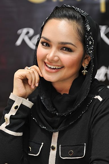 What instrument does Siti Nurhaliza play?