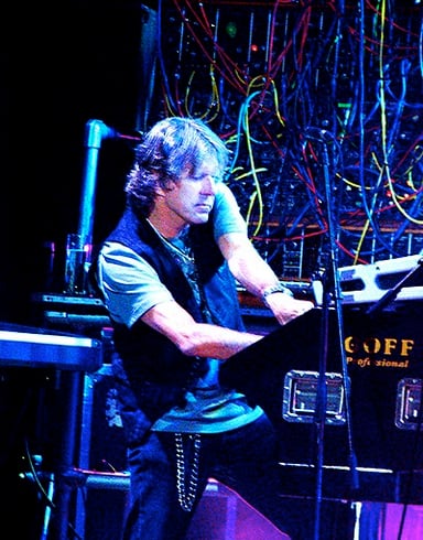 Who replaced Dave Kilminster in the Keith Emerson Band?