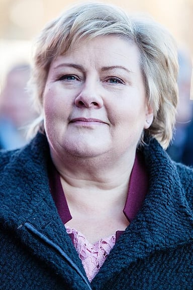 In what year did Solberg lose her government's majority in the Storting?
