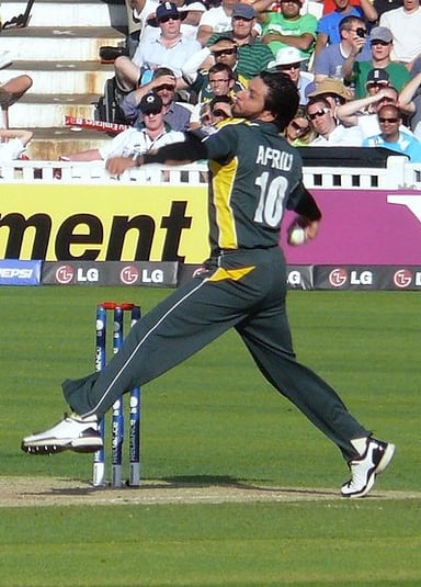 What is Shahid Afridi's batting style?