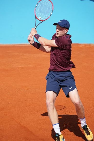 Which hand does Edmund use to play tennis?
