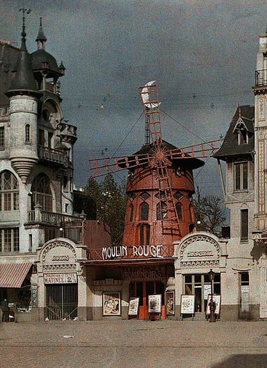 What era does the Moulin Rouge's decor evoke?