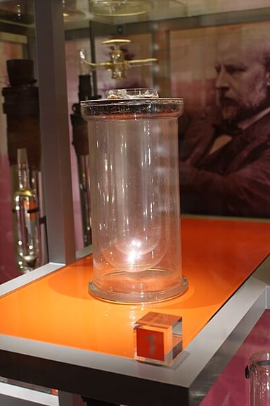 What did Dewar's vacuum flask help preserve?