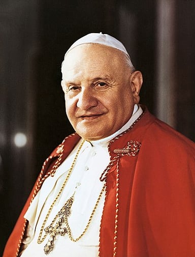 How many cardinals did Pope John XXIII increase the size of the College of Cardinals to?