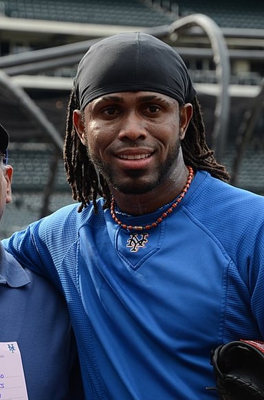 What is José Reyes' batting style?