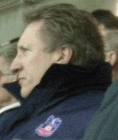 What position did Neil Warnock play during his football career?