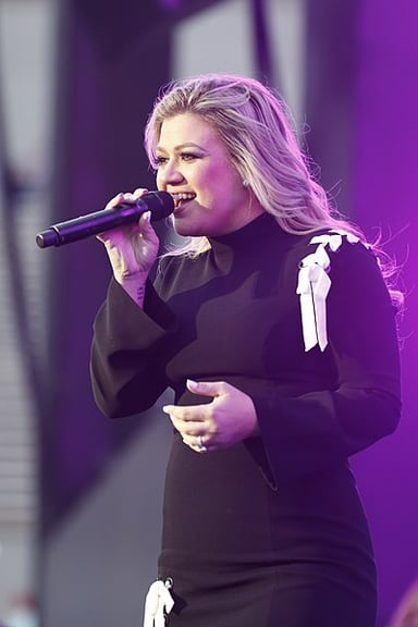 In what year did Kelly Clarkson receive the [url class="tippy_vc" href="#15730392"]Daytime Emmy Award For Outstanding Talk Show Entertainment[/url] for [url class="tippy_vc" href="#182233770"]The Kelly Clarkson Show[/url]?