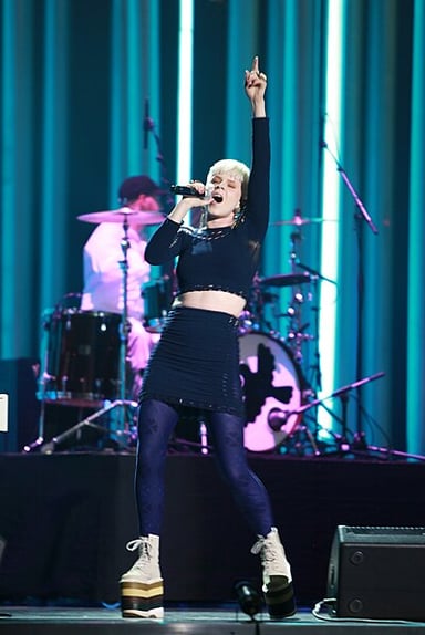 With which song did Robyn achieve a UK number one?