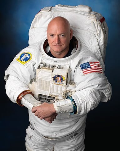 How long was Kelly's mission on Expedition 25/26?