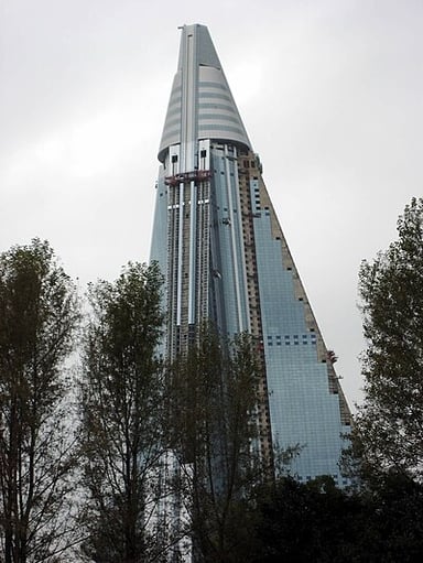 In which year did construction resume on the Ryugyong Hotel?