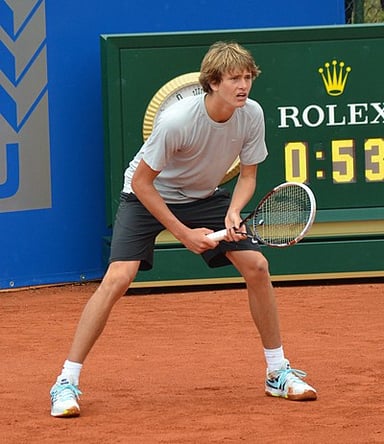 What is Alexander Zverev's playing hand?
