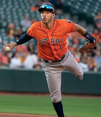 With which hand does Carlos Correa throw?