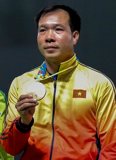 How many days after winning the gold medal did Hoàng Xuân Vinh win a silver medal?