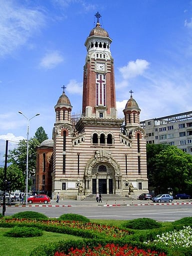 Which two Romanian regions are linked by Ploiești's transport hub?