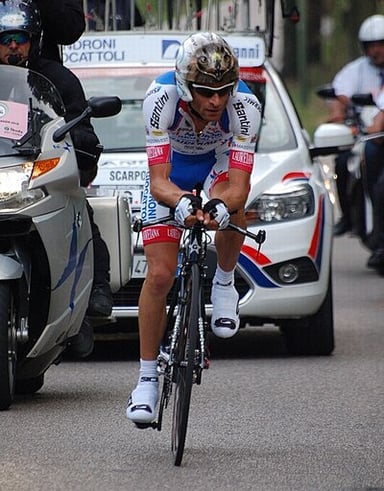 Who was the Italian doctor Scarponi admitted performing medical tests with?